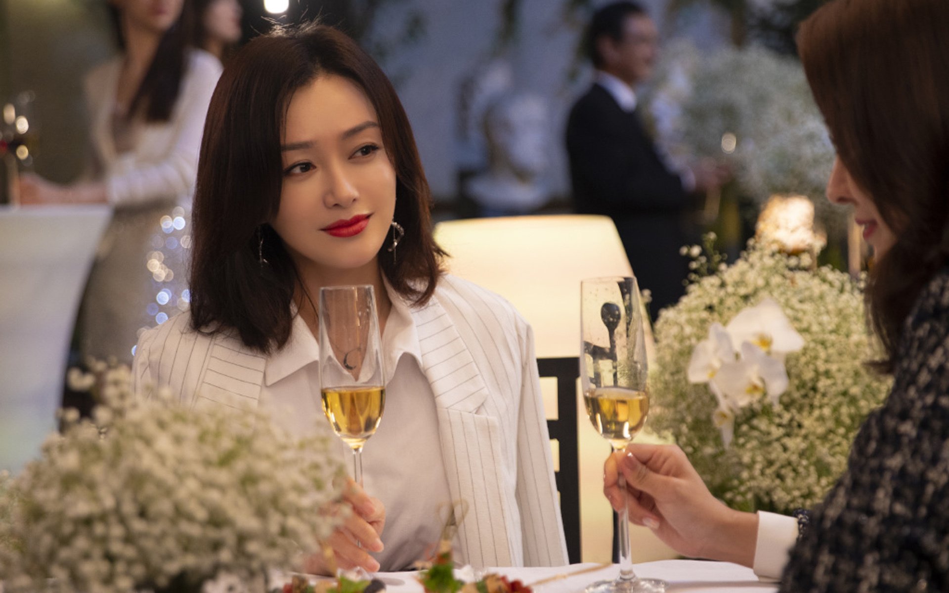 “东安湖赛场:铁人三项运动员挑战赛道,拼劲力与速度”