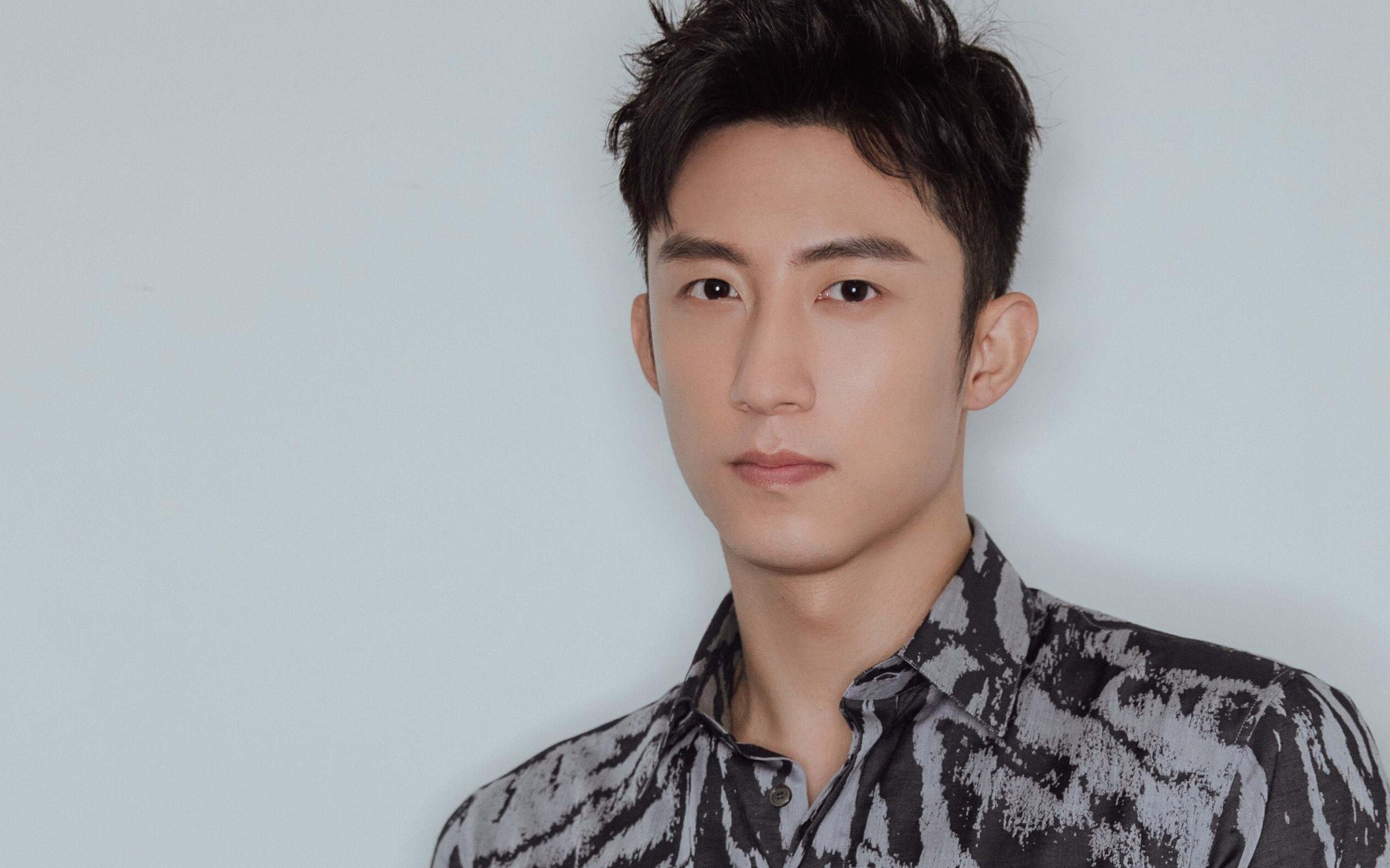 “快艇冲浪:东三叉湖赛场极速对决,飞驰水面成焦点”