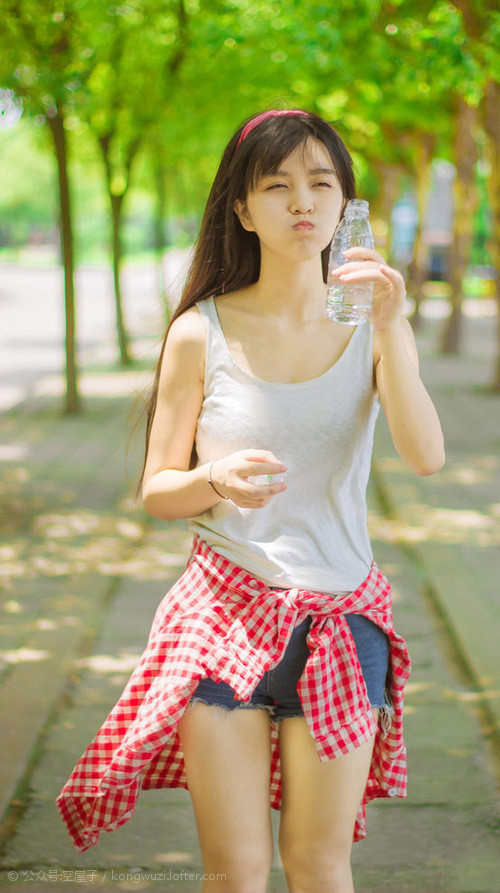 “简阳文体中心篮球赛:战术与冲劲交织,赛场不断突破”