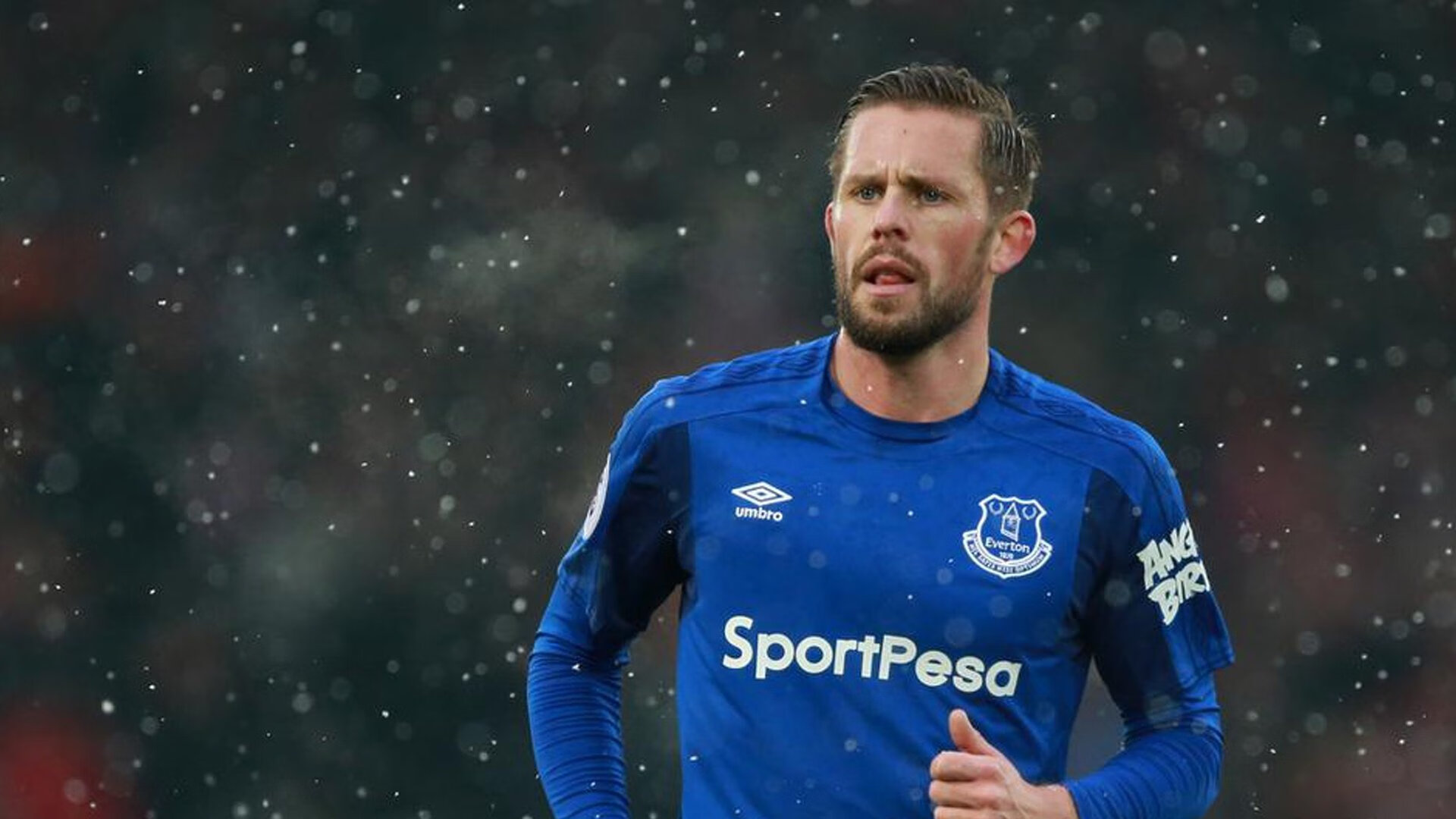 爱游戏体育官网-球迷投票：年度最令人振奋的瞬间你心中哪一幕？，球迷的疯狂举动